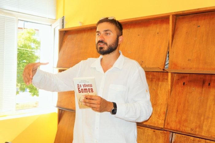 Искрен Красимиров представи в Мездра дебютната си книга „Да убиеш Ботев“ 